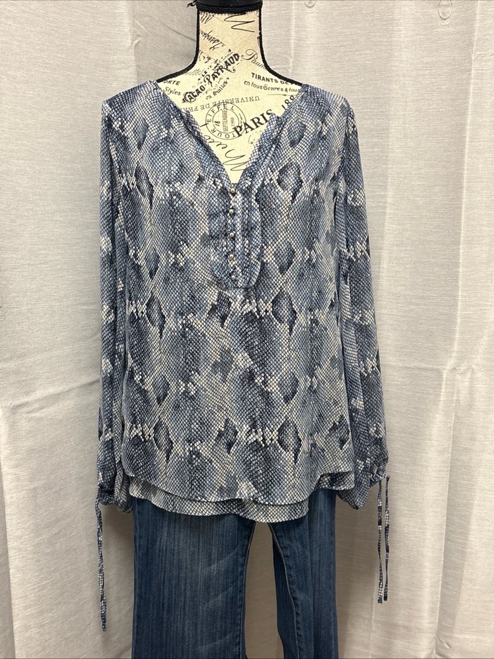 White House Black Market Blue Snake-Print V-Neck Button Blouse Sz 6